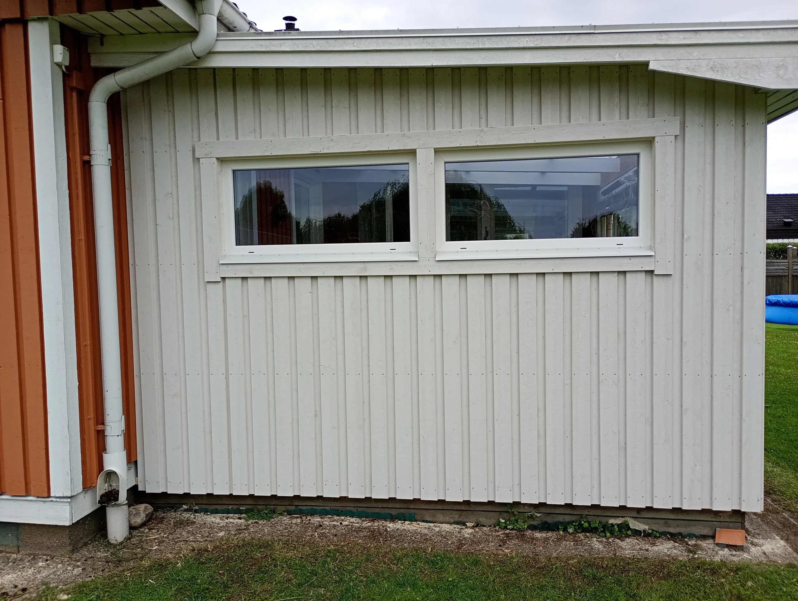 Vit fasad med isolering av Tomelilla Bygg & Lösullsisolering